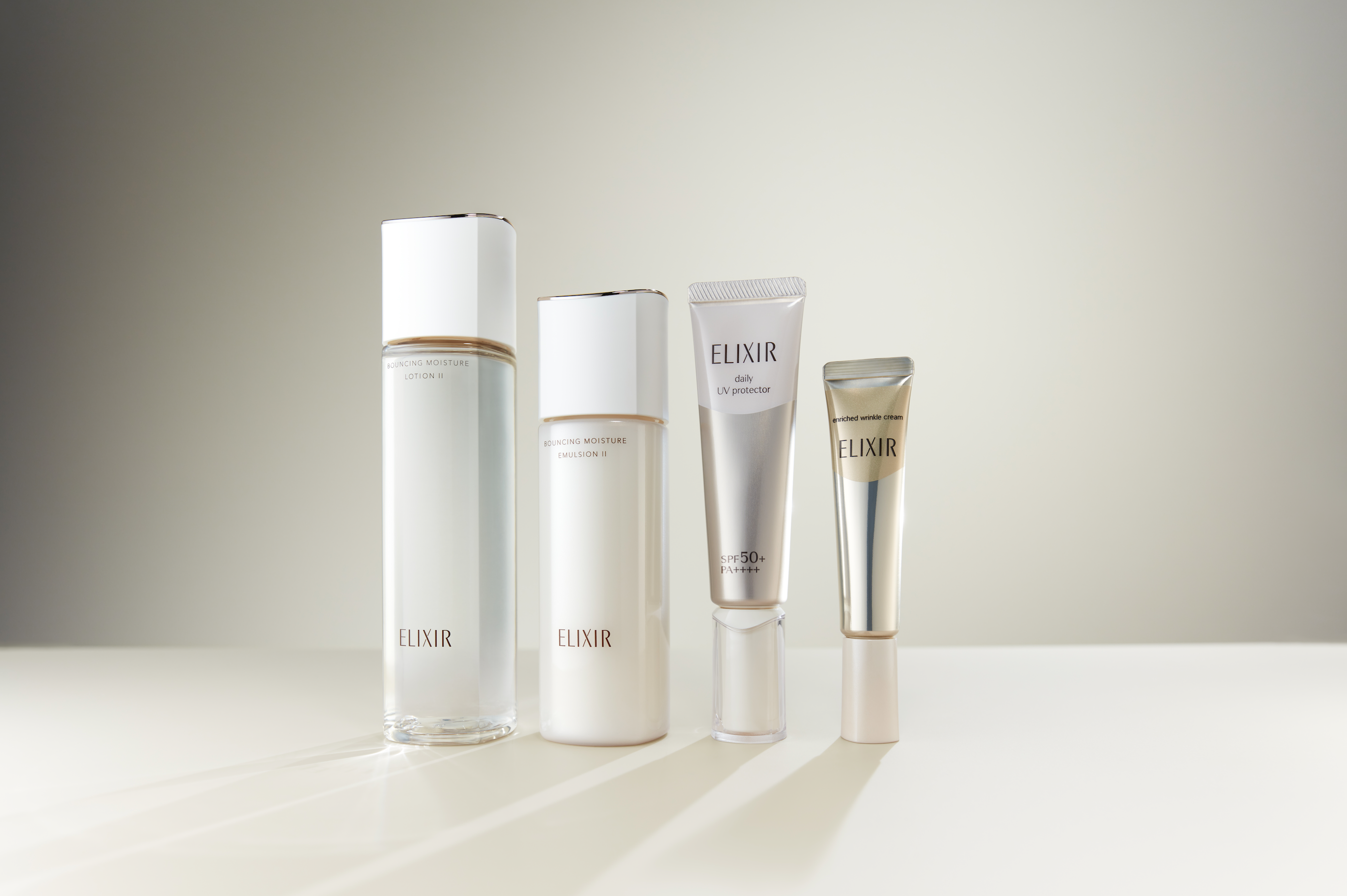 憑藉40年的膠原科研智慧，ELIXIR研創出高質高效兼備的抗衰老護膚好物，讓肌膚持續散發自然光澤的水玉光「つや玉」。