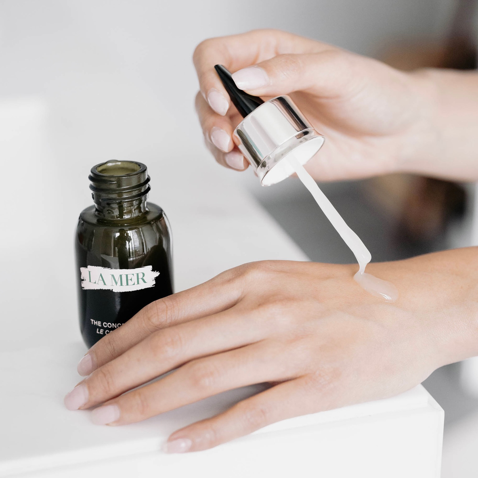 Janet 大愛 La Mer 極緻修護精華，其中一個原因是它絲絨般質地卻十分幼滑易推。