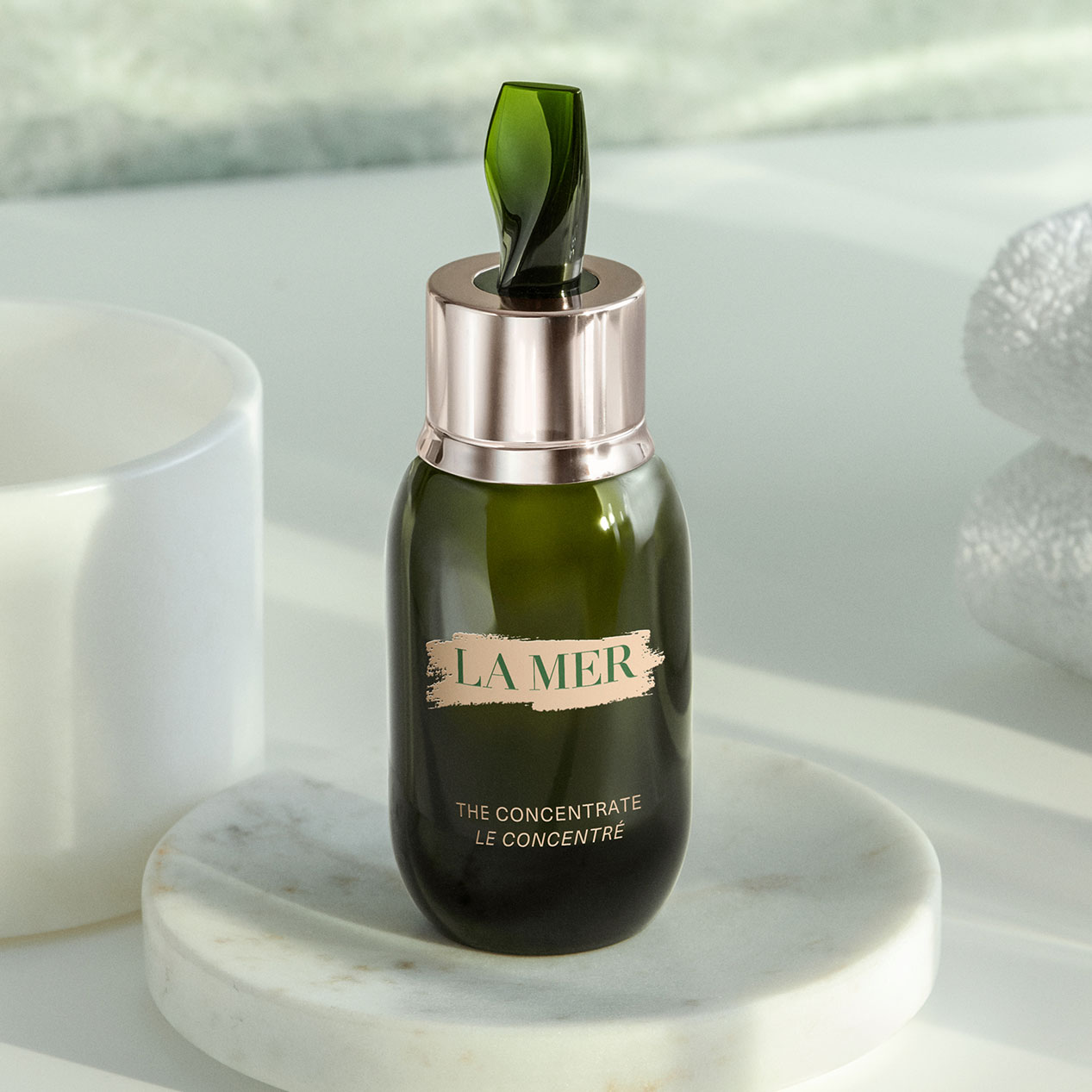 La Mer 極緻修護精華完美結合深海巨藻的再生力量、能夠抵受深海壓力的獨有專利酵母萃取以及植物萃取的酸橙茶精華，將促進細胞更生的 Miracle Broth™ 活膚精華提煉成超高濃縮的形態，為肌膚帶來多重活膚功效。