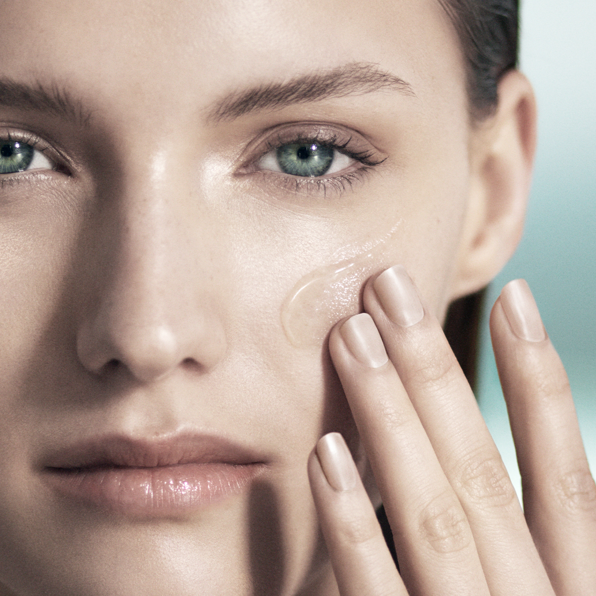 La Mer 極緻修護精華有絲絨般的凝膠狀質地，豐盈柔滑不黏膩，對肌膚帶來零負擔，一抹即被快速吸收。