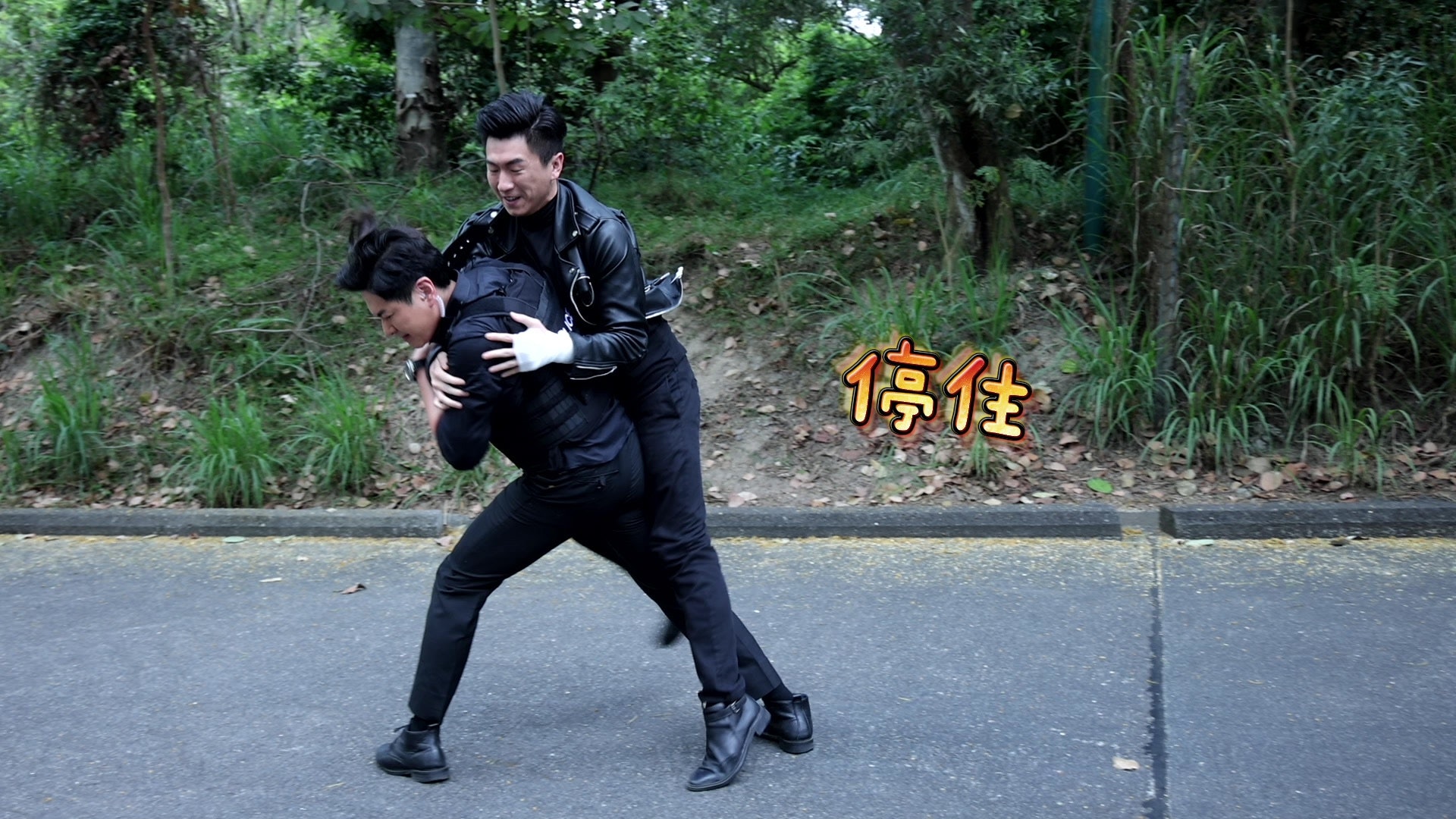 蕭正楠將馬貫東撻落地場口，要反覆舉起他。