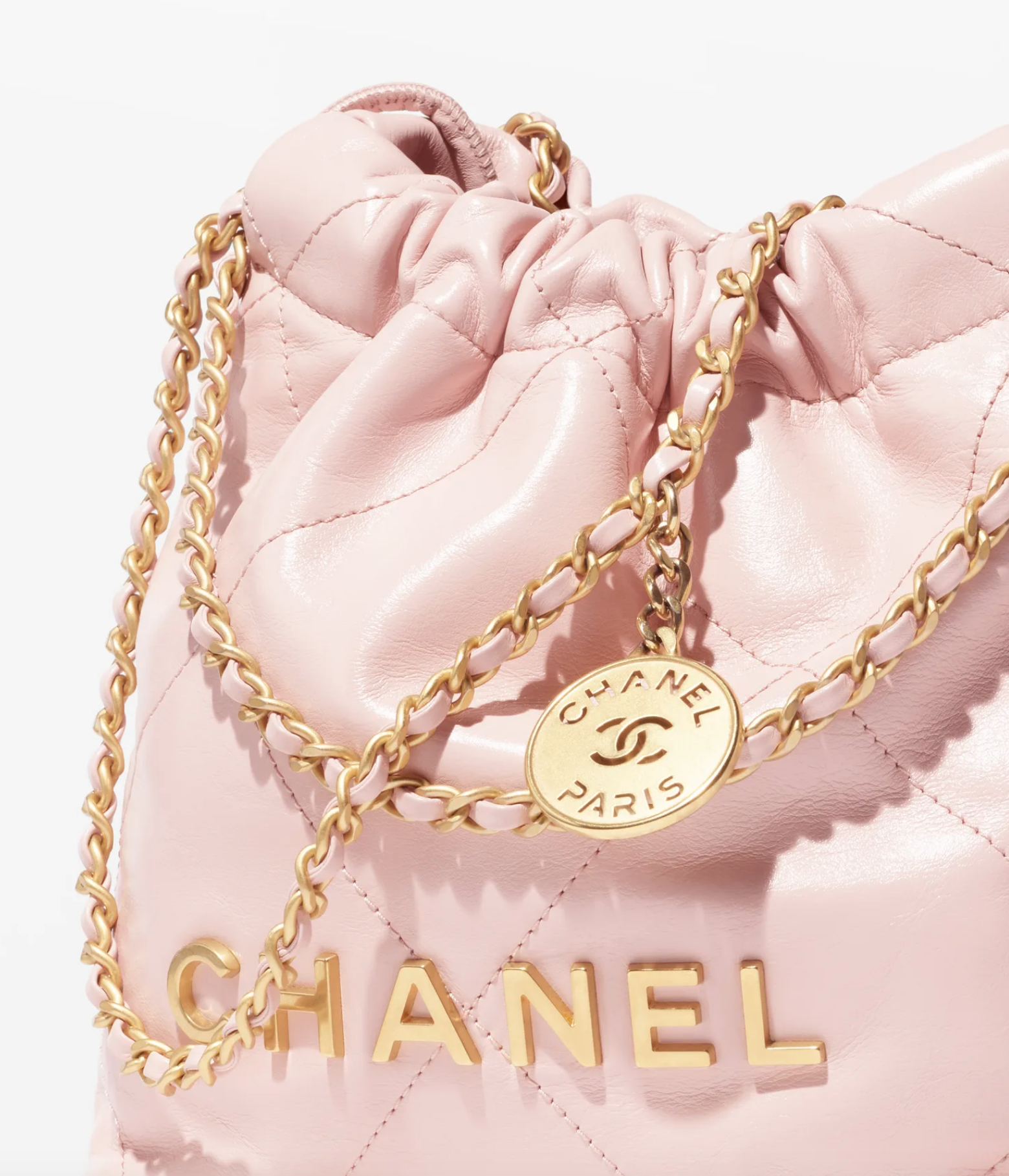 淺粉紅色光面小牛皮配金色金屬的22 Mini手袋，絕對是Must Have的單品