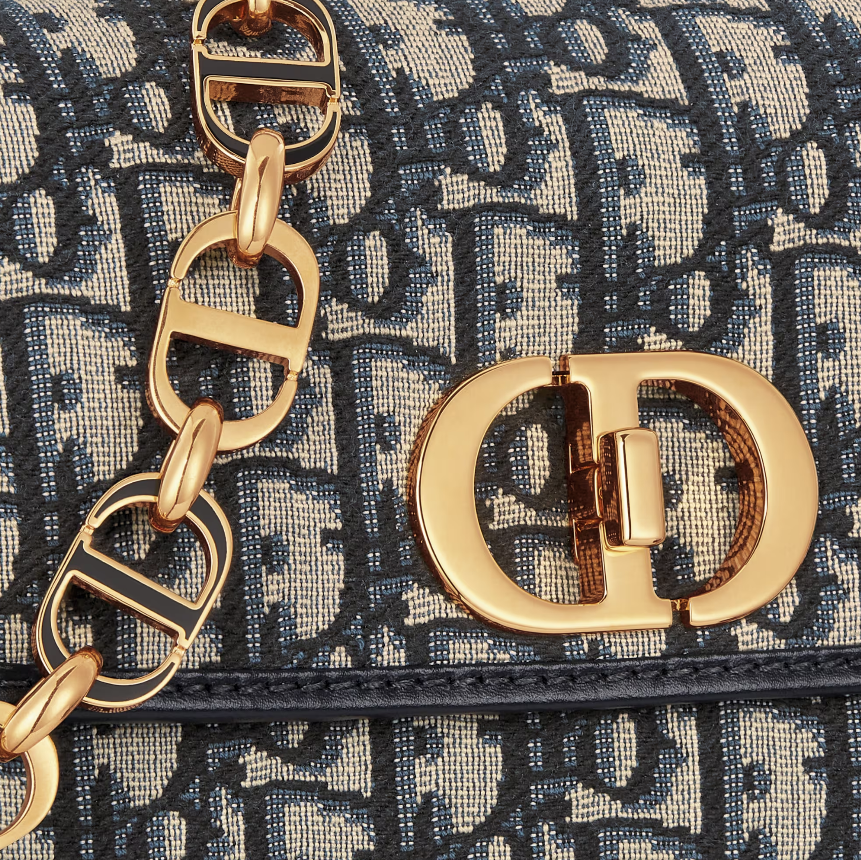 Dior Oblique緹花面料配以金屬CD Logo超有精緻感