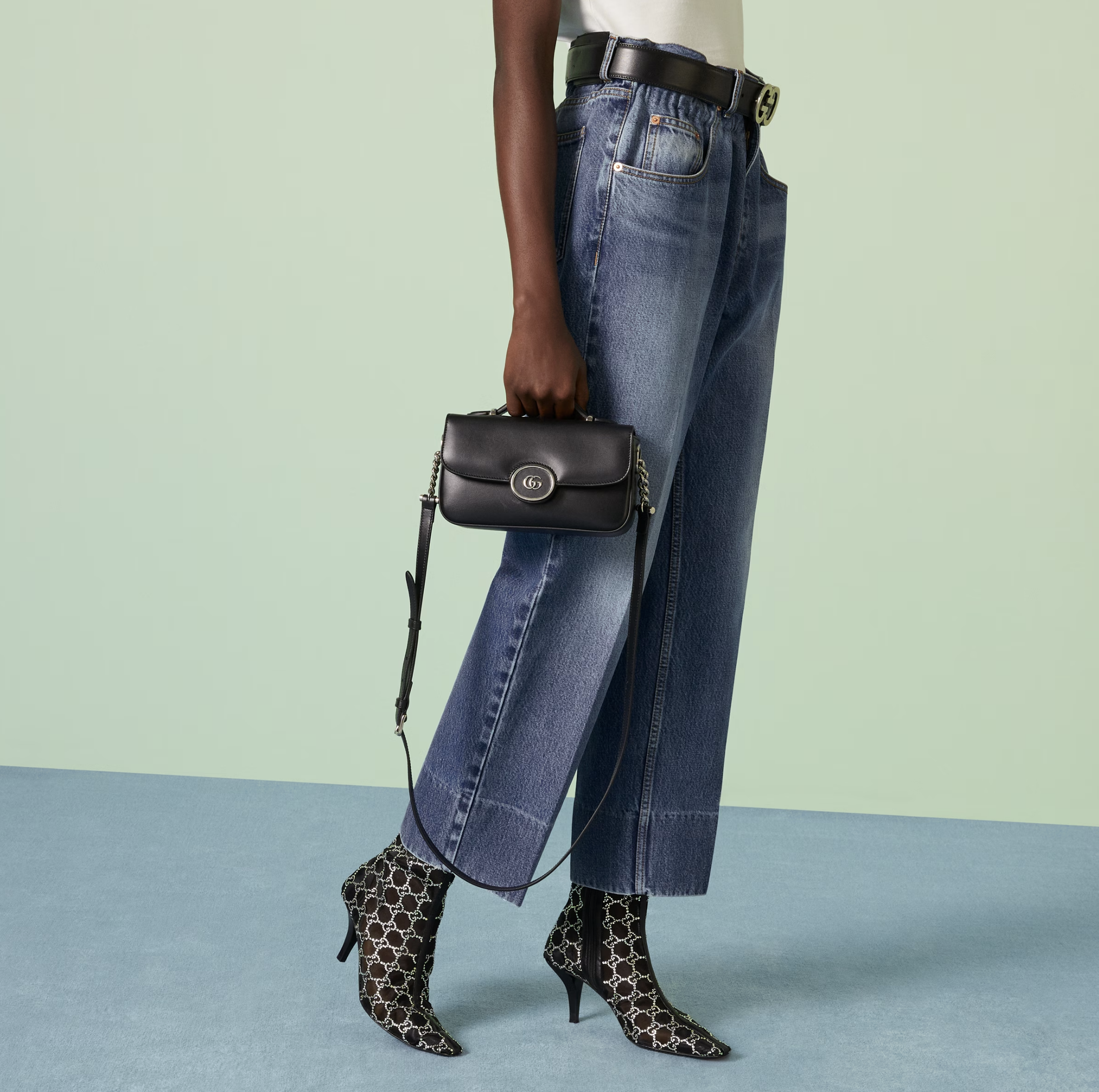 The Petite GG迷你肩揹袋的上方有一個提把位，提高優雅感！