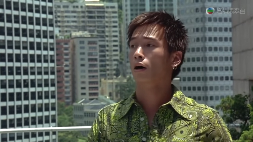 陳豪在天台唱《紅日》，一開口五音不全，聲音又非常沙啞。