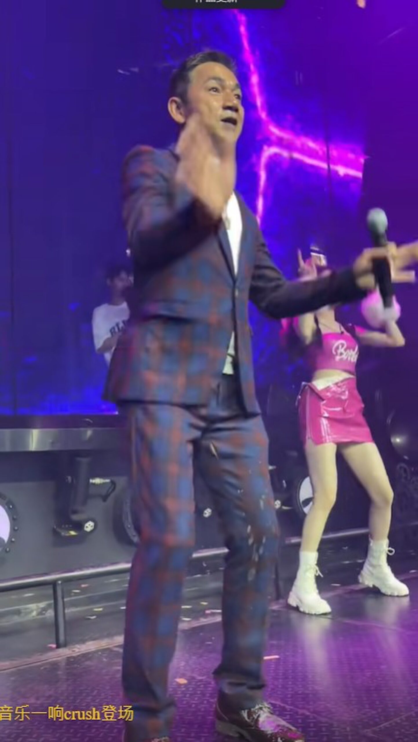 駱達華跳舞時不覺意露出肉肉,令人看到膽戰心驚。