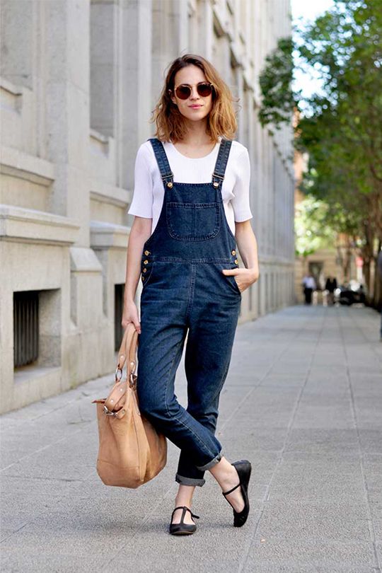 牛仔吊帶褲可以搭配素色上衣。