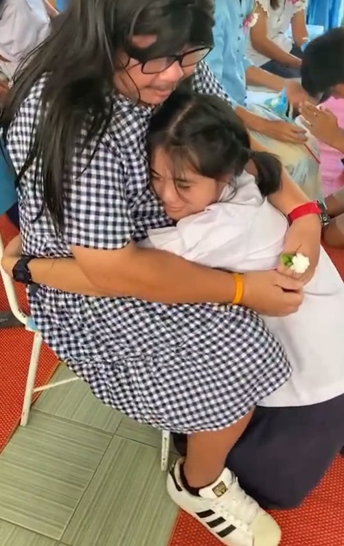 當Joe接過茉莉花後，兩人便緊緊相擁，畫面感動又溫馨！