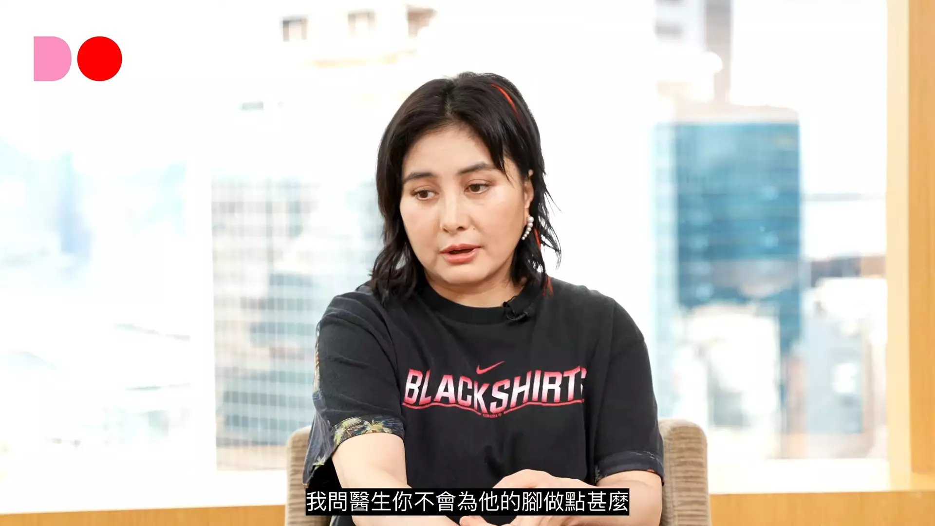 何超儀每日暴食兼著厚衫,希望保持自己的體溫為老公暖腳。