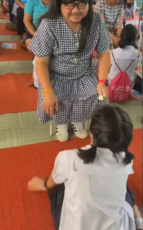 Joe和其他學生的母親一樣，坐在椅子上以「媽媽」的角色接受女兒的跪拜禮和贈送茉莉花。