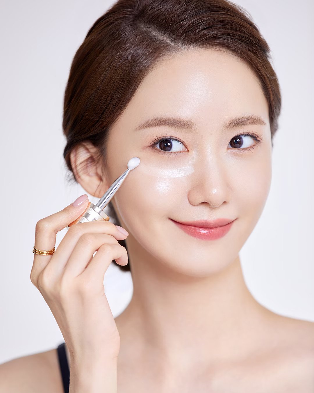 有些人塗抹眼霜時用力過度,拉扯到眼周脆弱的肌膚,導致眼周細紋增多。