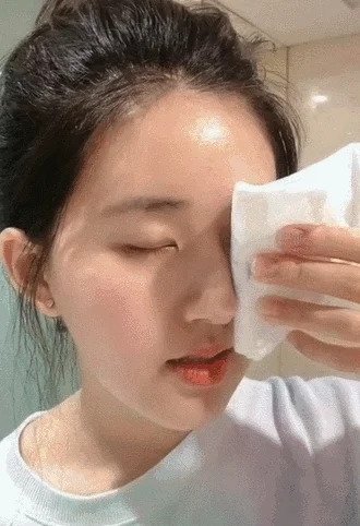 曬傷後先用毛巾包裹冰塊冷敷降溫。