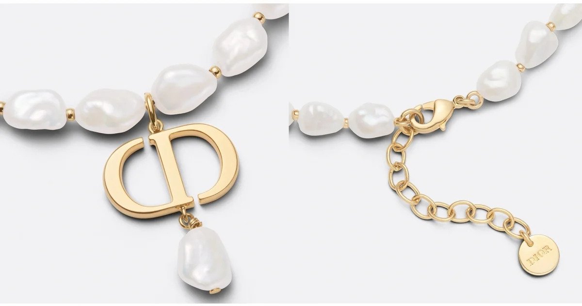 中間有一個吊掛的金色飾面金屬「CD」標誌,為造型增添了一份溫柔氣質。