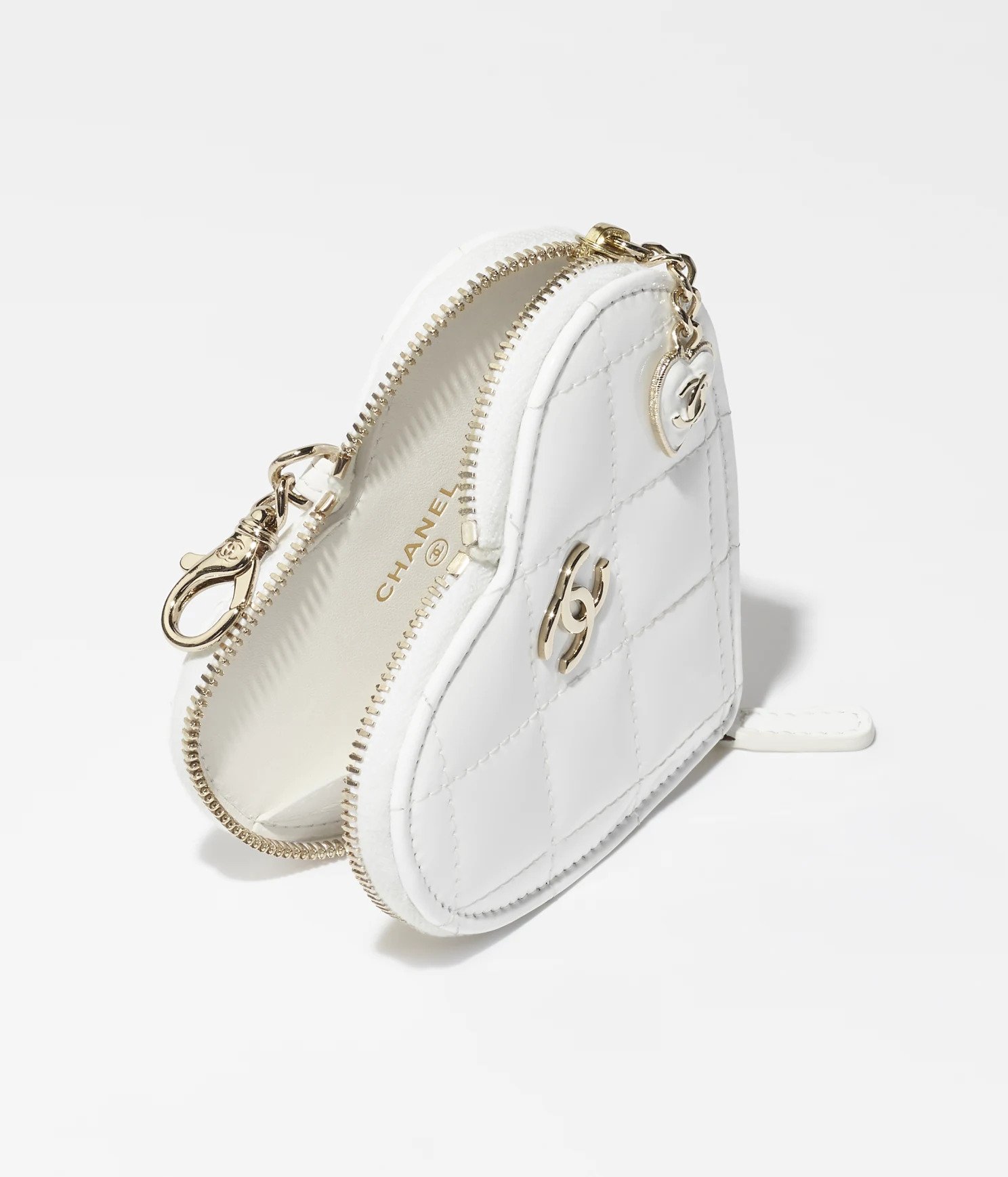 白配金的心形拉鍊高雅又可愛。