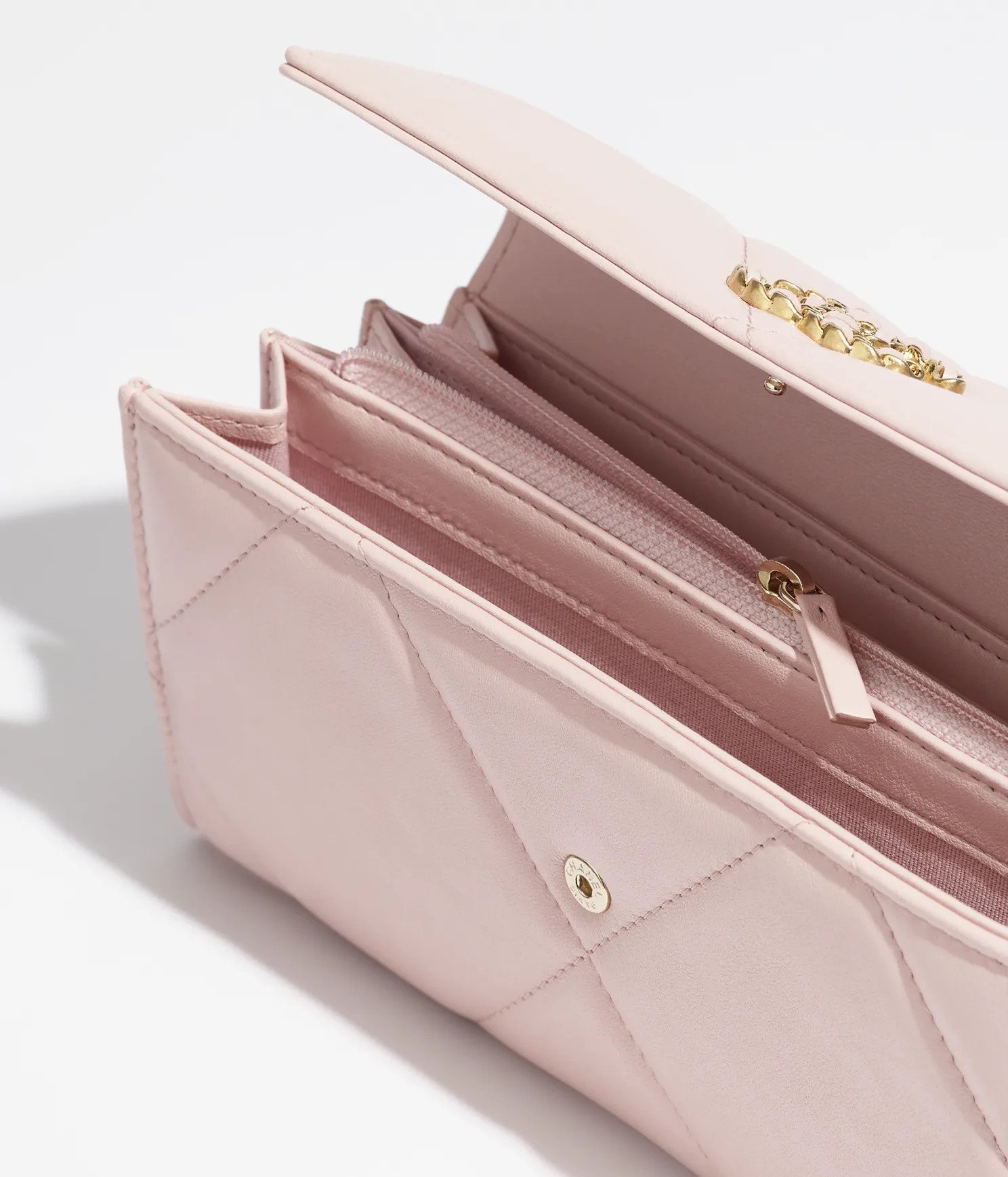 多間隔非常實用，可以一次過收納所有信用卡、銀行卡等.