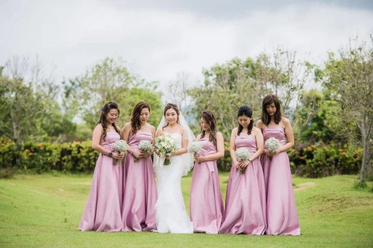 AMO Bridal有緞布姊妹裙。