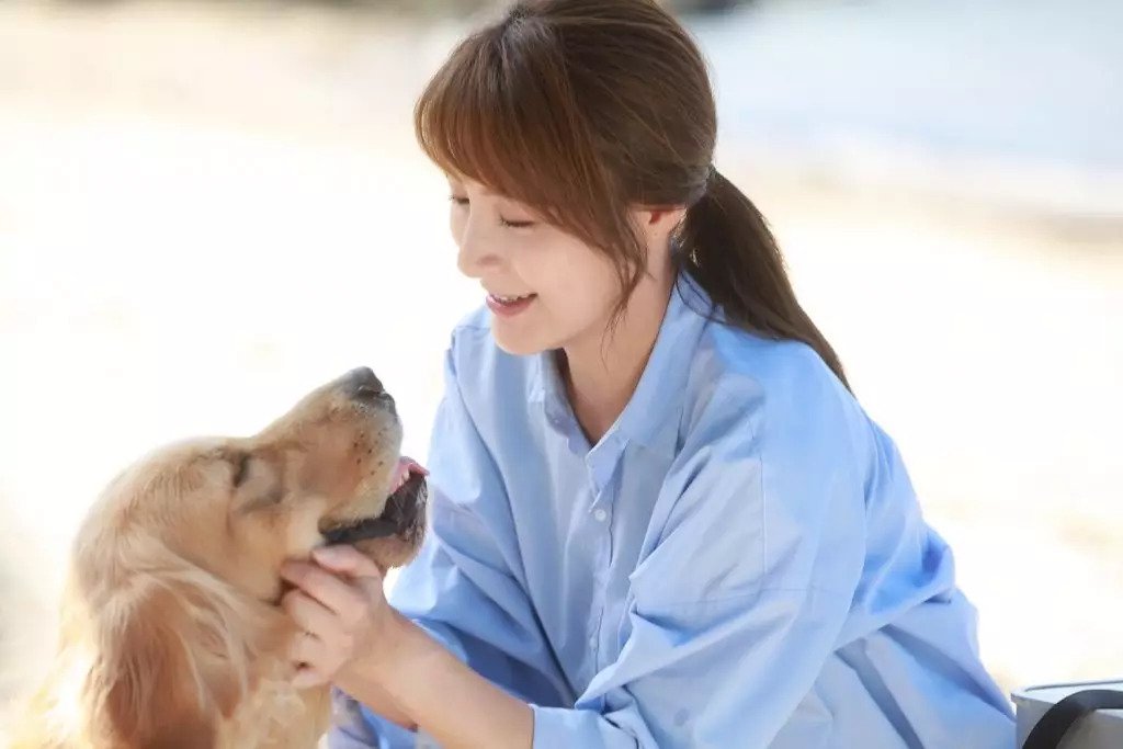 林夏薇與飾演其愛犬「冬甩」的金毛尋回犬 Romeo 有不少對手戲。