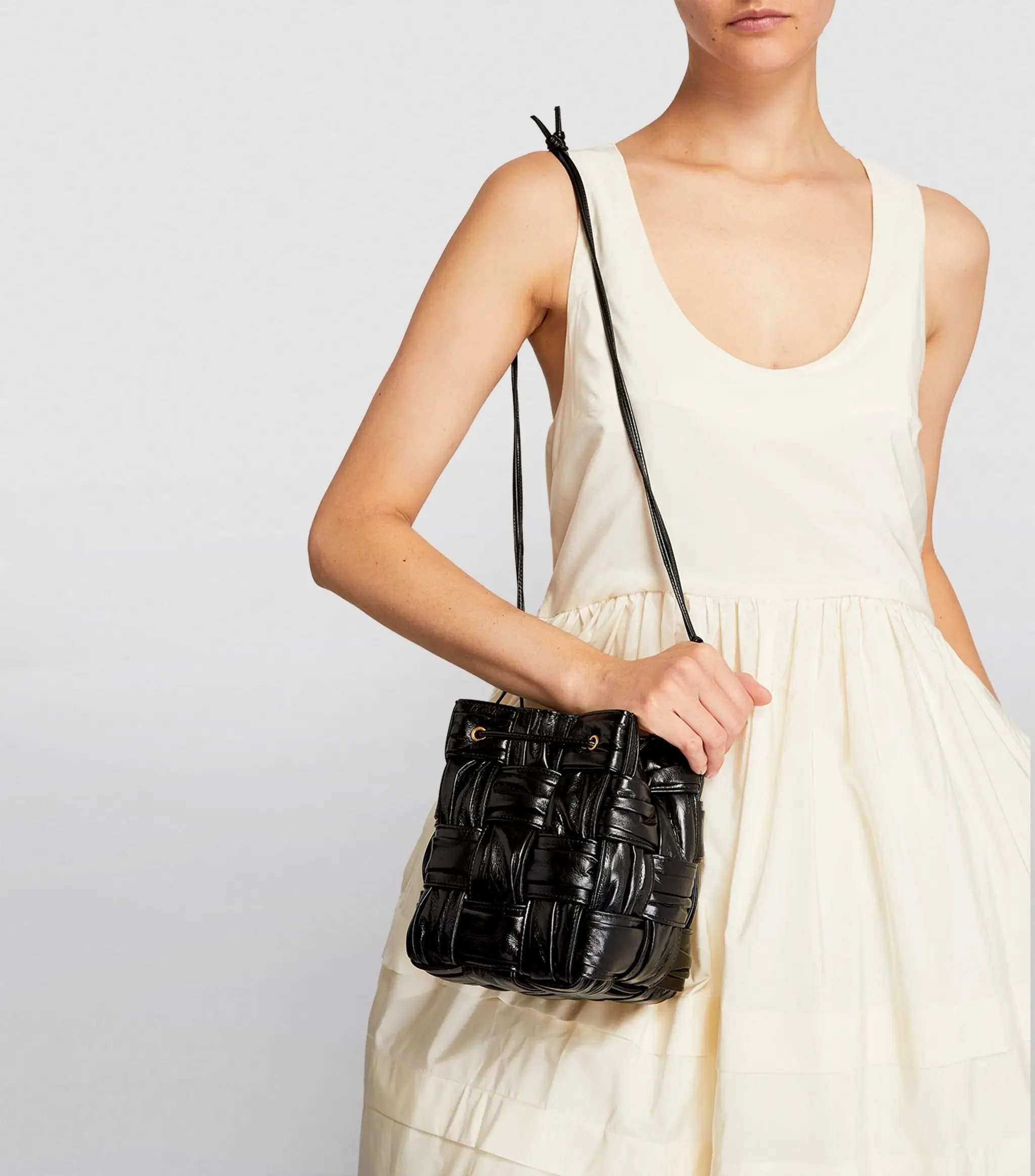 Bottega Veneta新推出打褶皮感的plissé款式，非常特別。