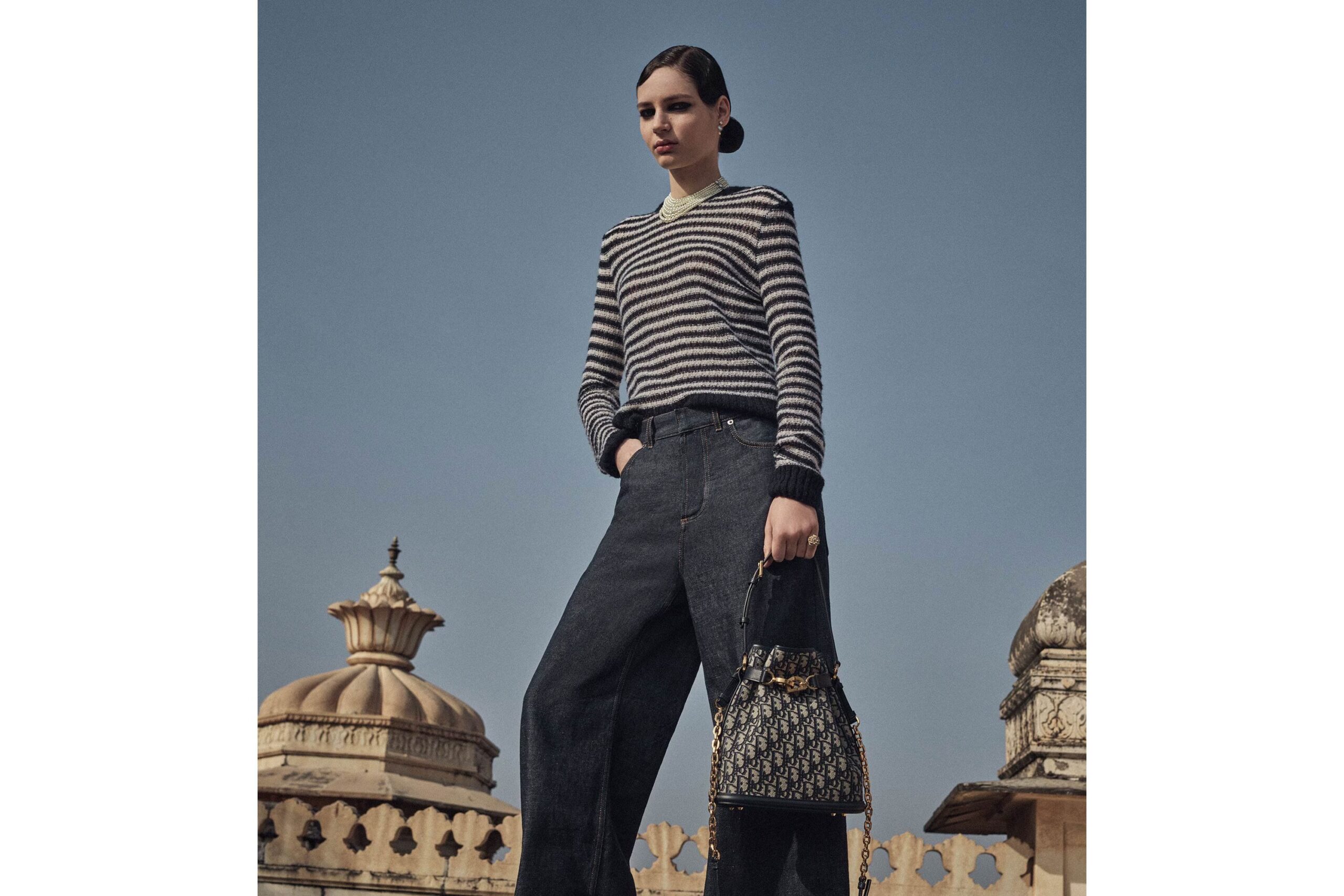 手袋配備頂部手柄和飾有皮革鑲片的可調整長短、可拆卸鏈式肩帶，可以用作手提或肩背。