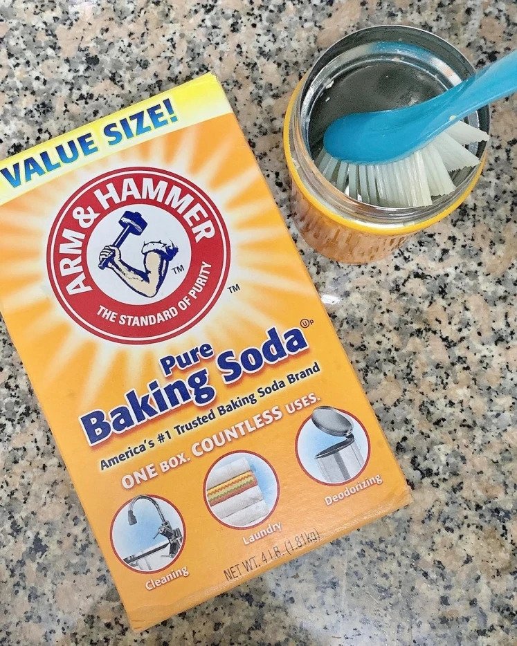 用梳打粉清潔白波鞋。