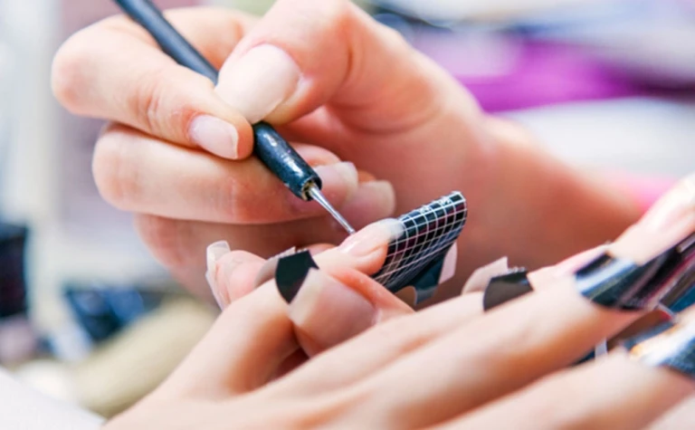 Gel甲的堅硬質地以及UV燈的高強度照射，可能會使指甲和周邊皮膚造成一定的損傷。