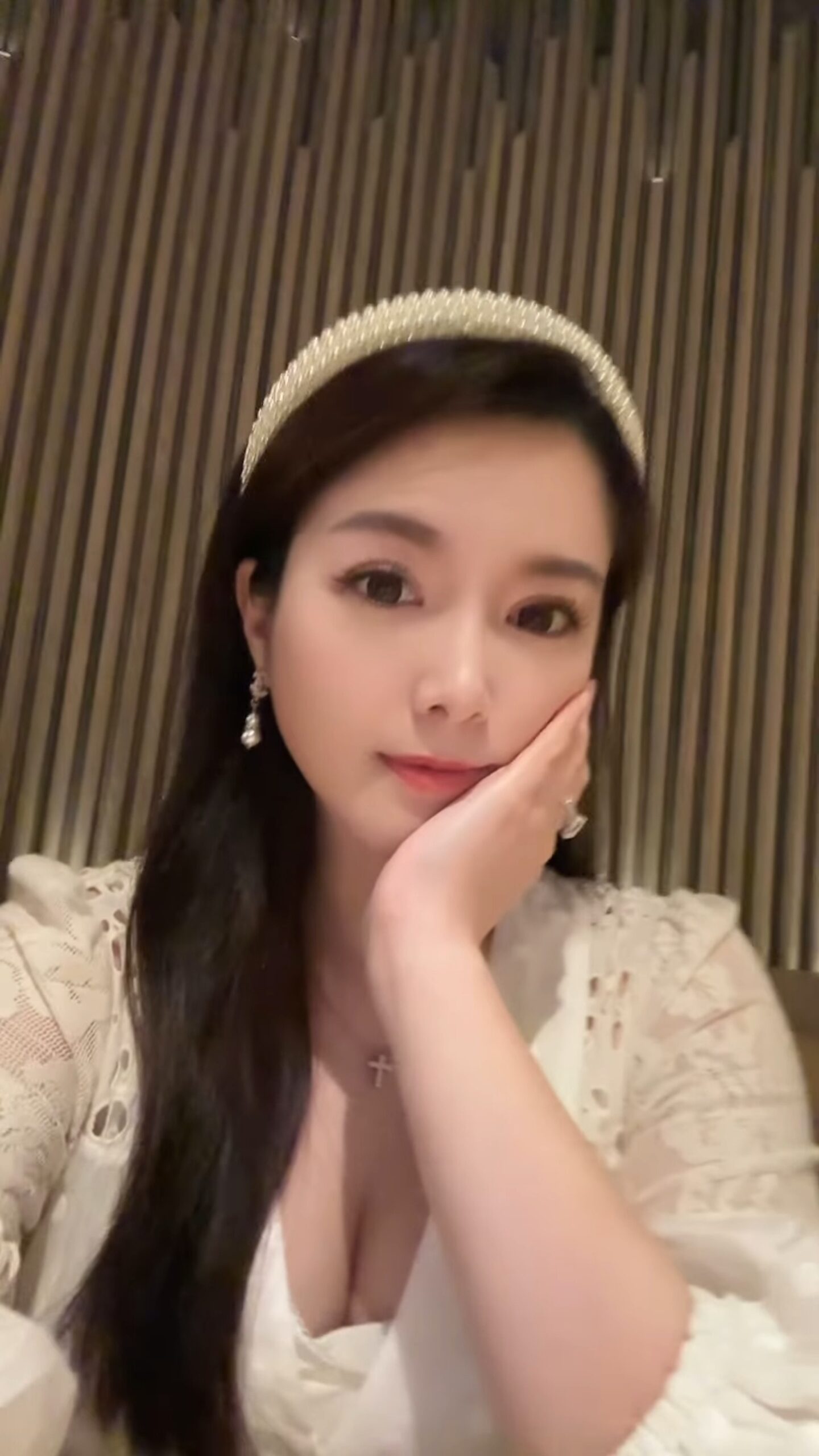 苟芸慧昨日（16日）終於更新近況，更大派福利盡騷傲人身材。