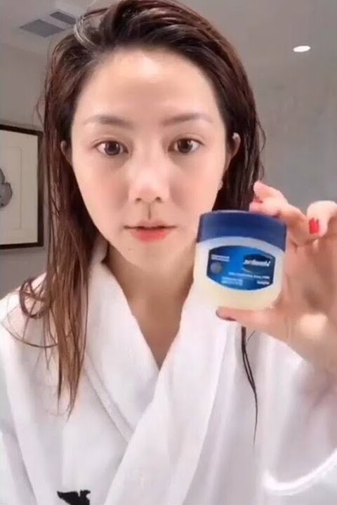 鄧紫棋（G.E.M.）曾經分享用凡士林作保濕面膜的方法。