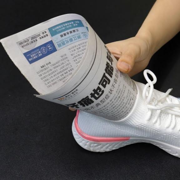 將其搓成紙球塞進鞋子便可吸收多餘水份。