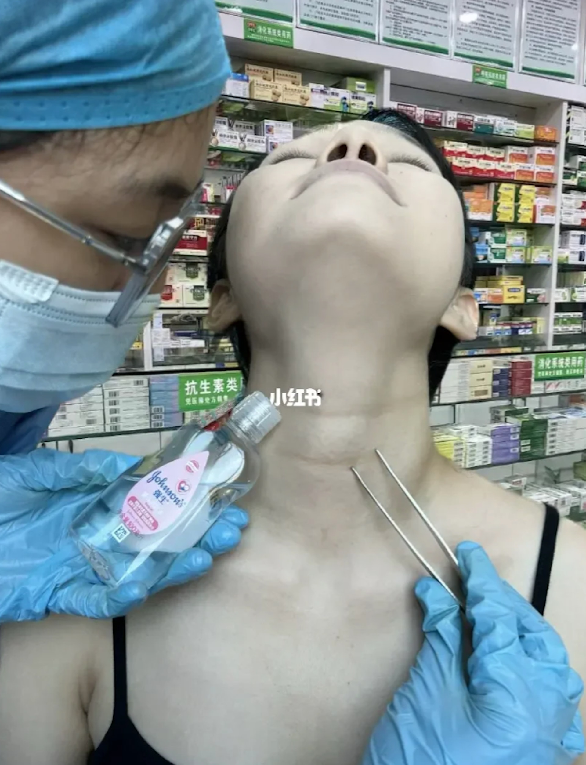 最近網上瘋傳用BB油加除疤貼,可以有效淡化頸紋。