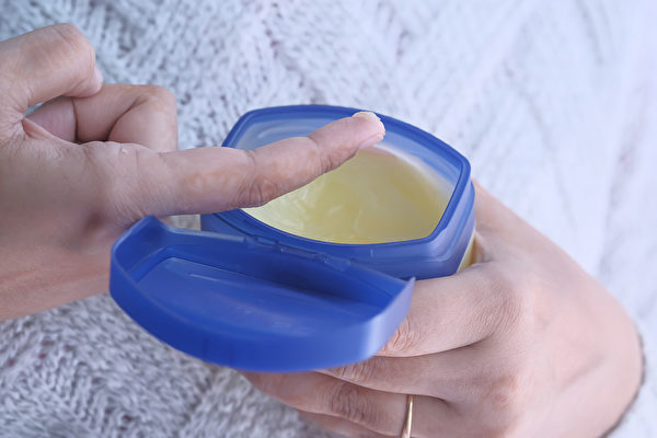 在染髮前，先塗抹凡士林。