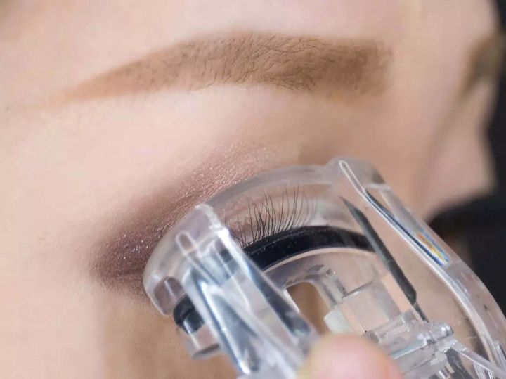 避免使用睫毛夾,以避免對睫毛造成過度的壓力和損害。