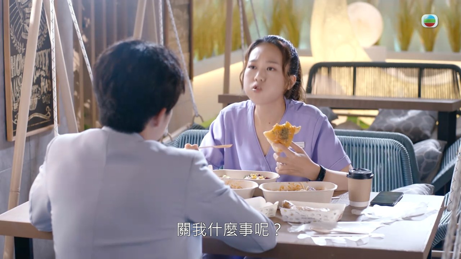 劇情講到何沛珈同周嘉洛去咖啡室吃午餐。