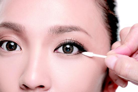 可以用棉花棒清潔睫毛。