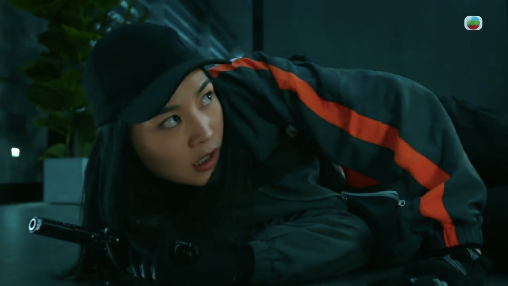 這場戲絕對是台上三分鐘，台下十年功，關嘉敏從小開始學體操，才能入型入格。