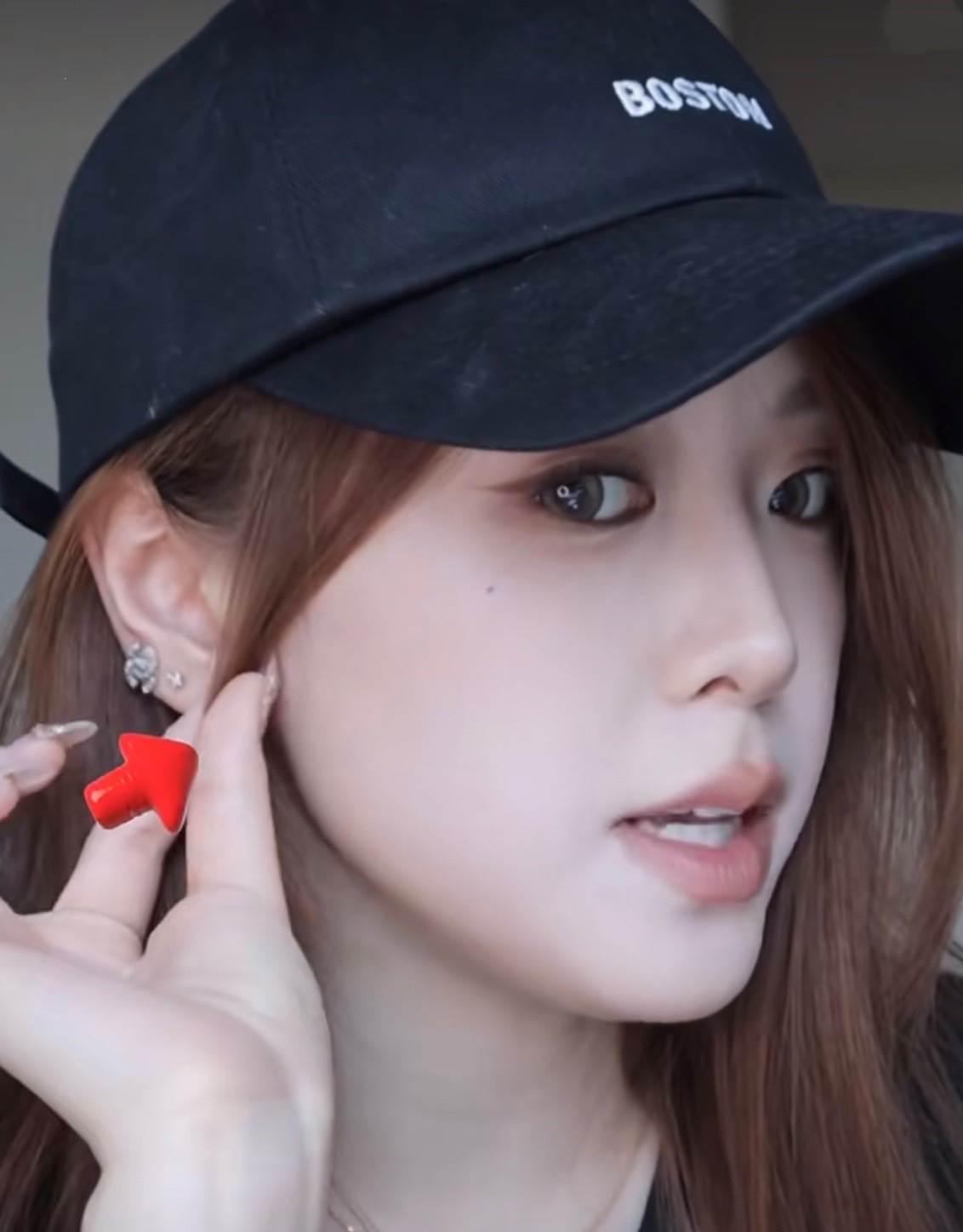 把較有自信半邊臉的瀏海,向後撥到耳朵前。