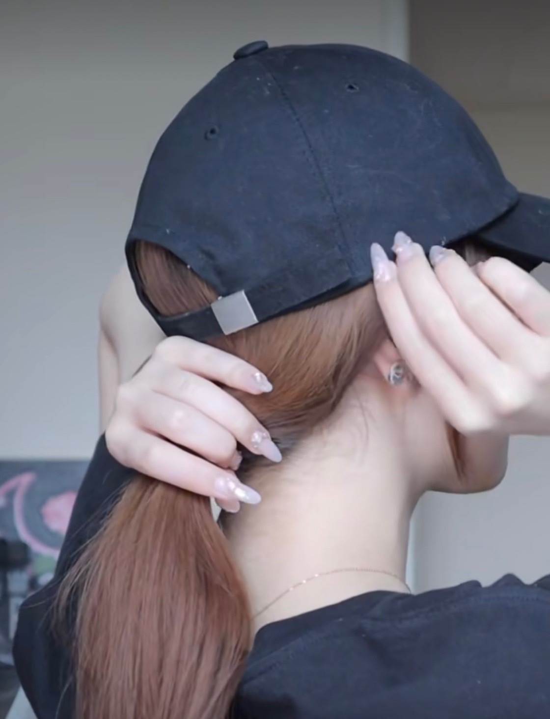 將後面的頭髮往後梳。