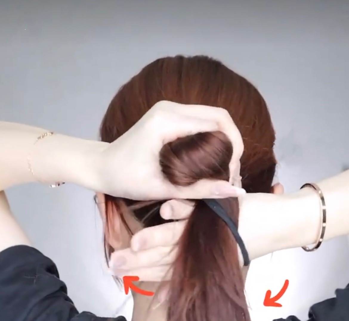 把手上的髮圈套進預留的頭髮綁好。