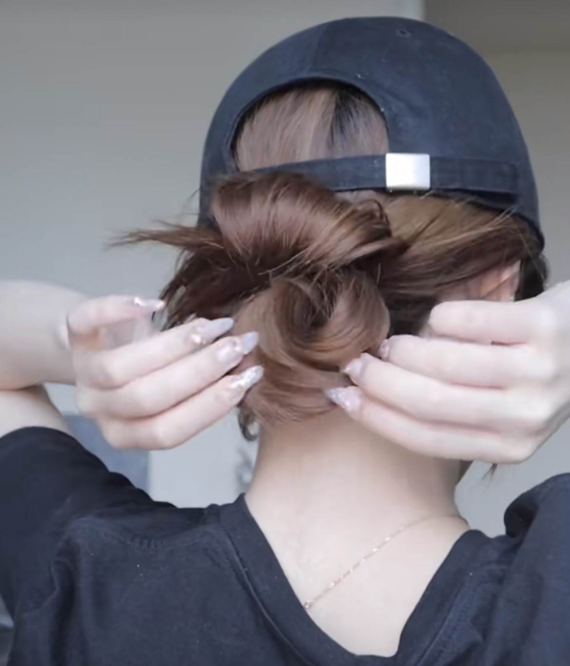 再來用手將8字髮髻的2個圈圈拉鬆,同時把上面的「雞毛」弄得自然些。