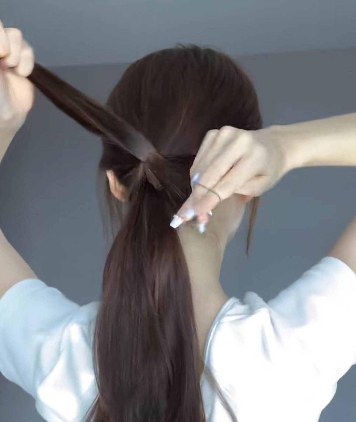 接著把分成2份的頭髮,拉到馬尾上方綁起來。