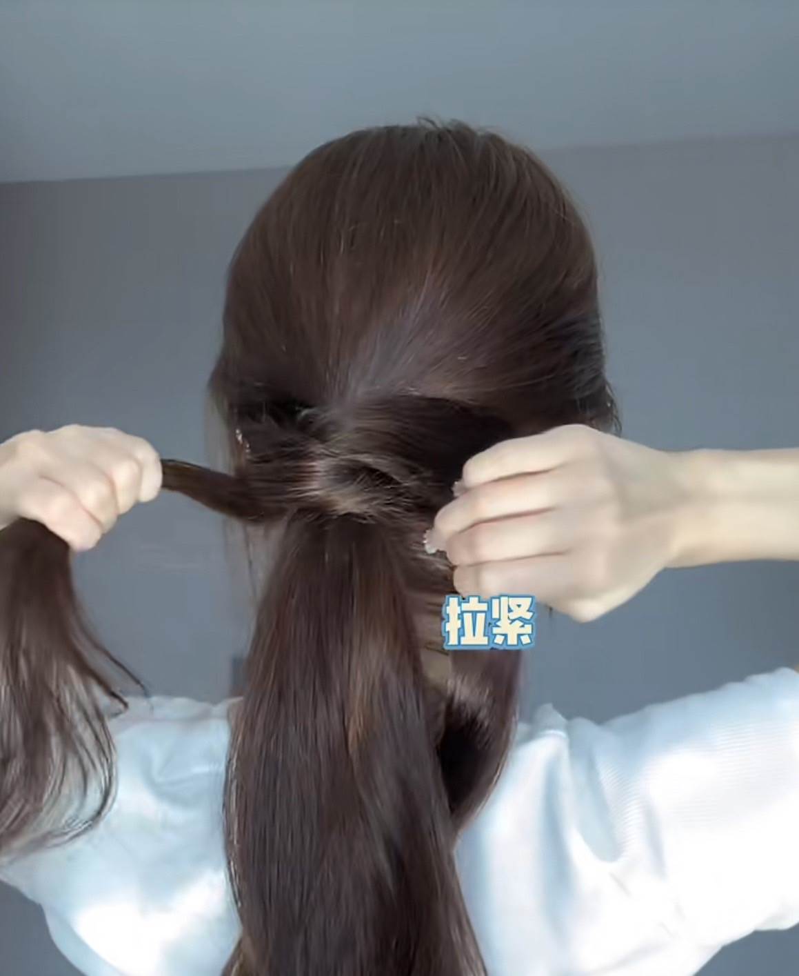 馬尾套進圈圈後,將下面的頭髮拉緊固定。