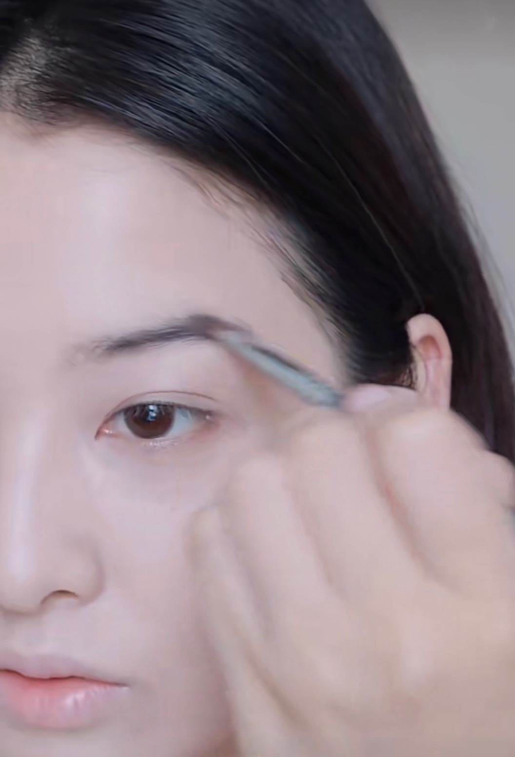 用眉筆或用筆刷沾取眉粉，順著原本的眉形上色。