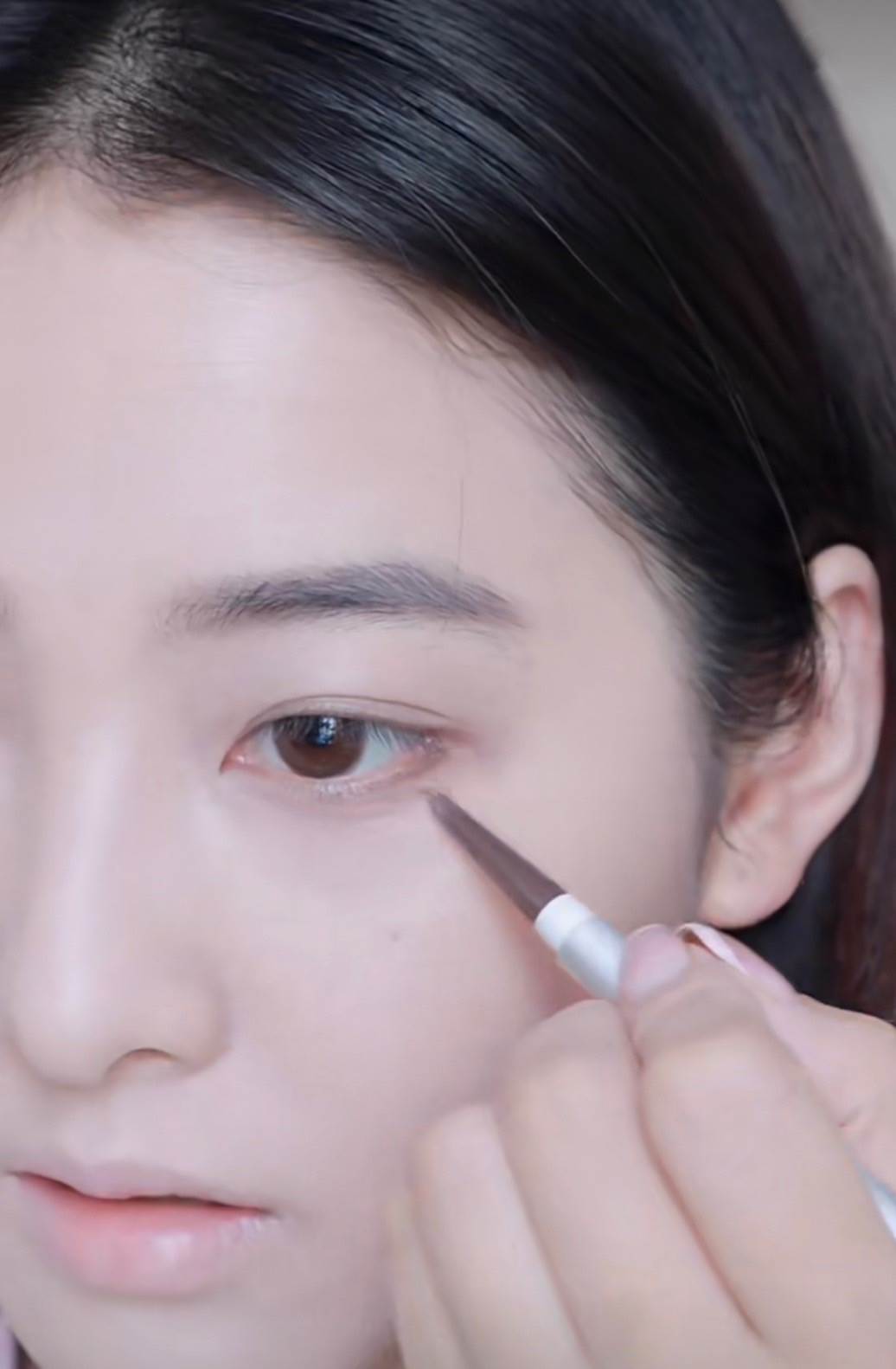 別忘記也要畫下眼線。