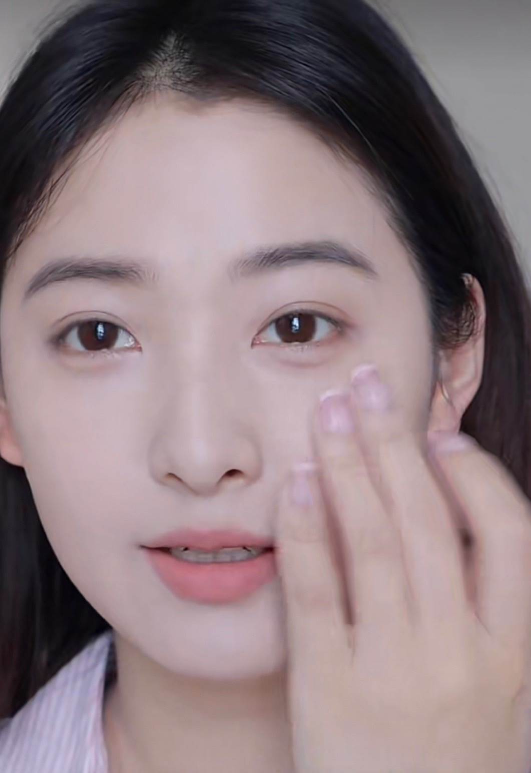 最後用手指沾一下唇上的唇色，並輕輕點在雙頰處，甜美可愛的胭脂完成。