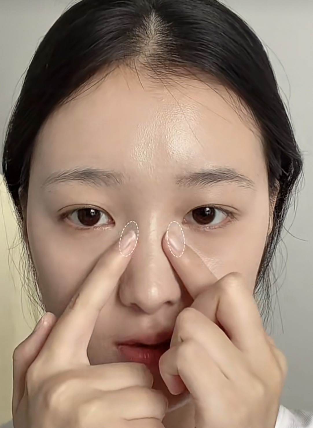 先化好底妝,用手指輕輕按壓眼鏡鼻托會覆蓋的位置。