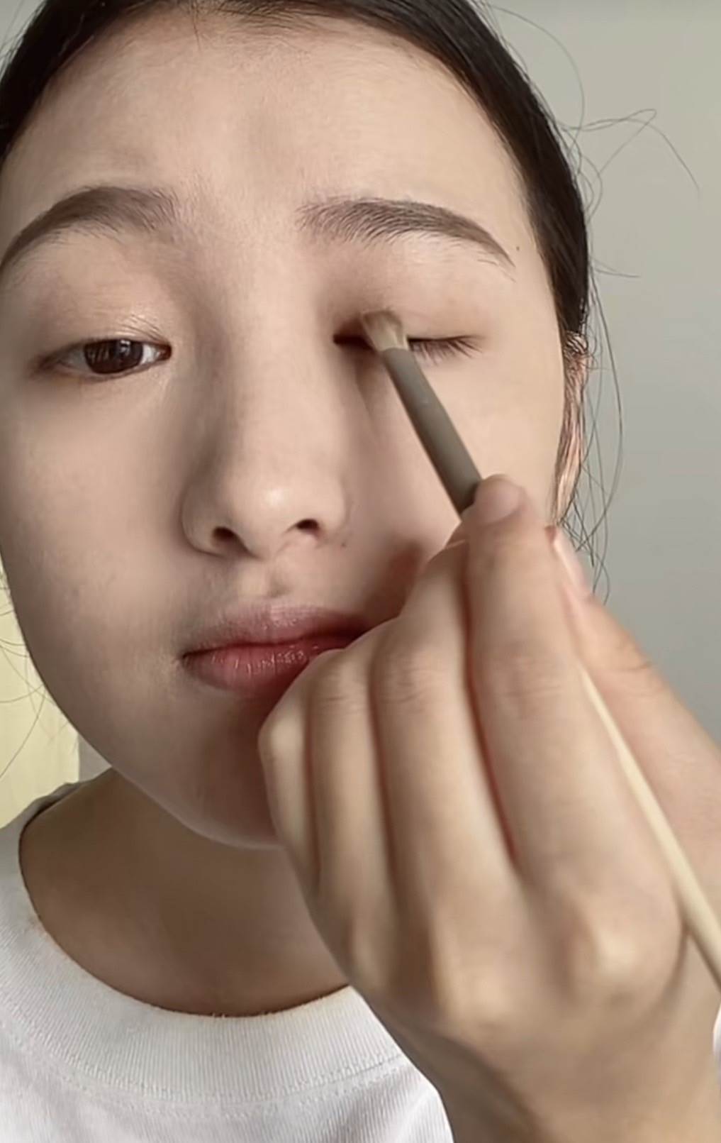 選擇低飽和度的眼影。