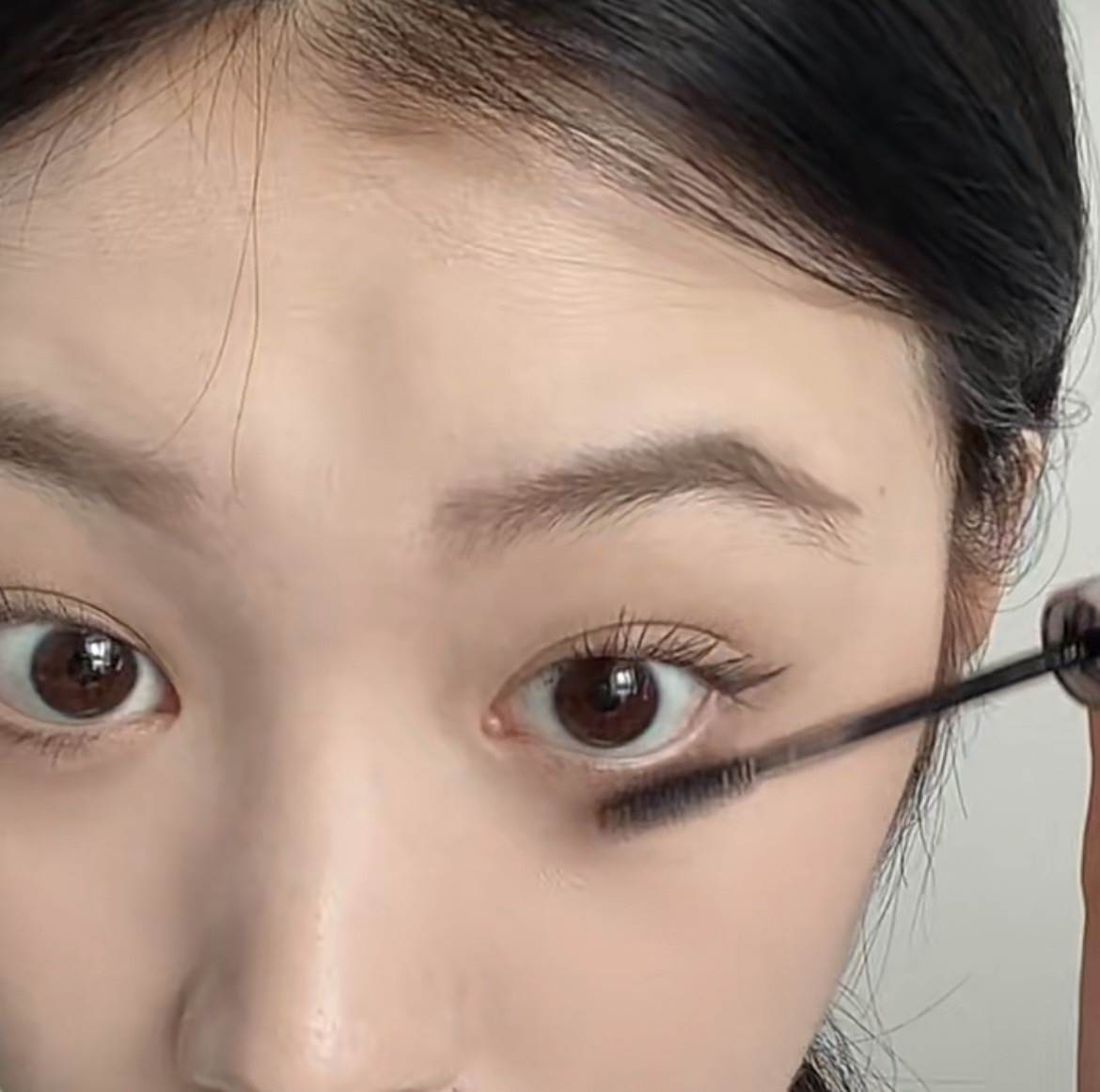 接著在上、下睫毛各刷一層睫毛膏。