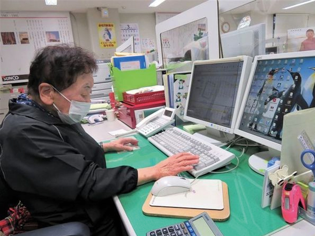 玉置泰子努力學習使用電腦,如今她不但會使用Excel技術,甚至優勝過許多年輕一代。