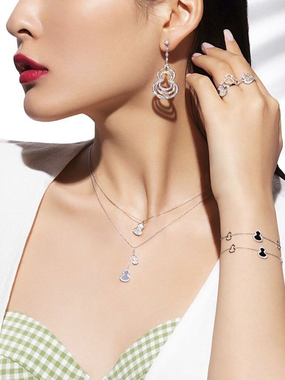 飾物能大大增加女人味。