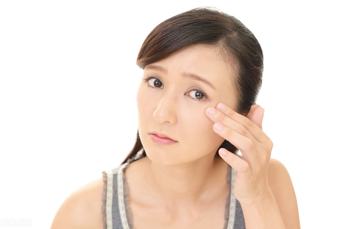 毛囊角化最易生在眼周下。