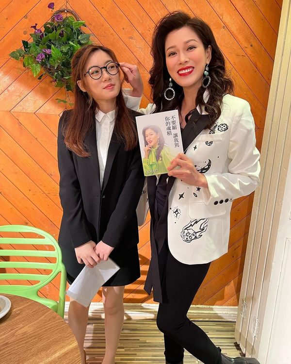 大小姐(林淑敏 飾)嫌Fanny(張盈悅 飾)騎呢。